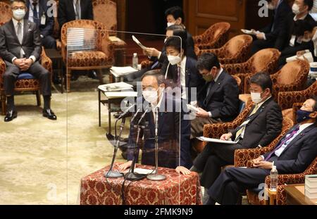 Tokyo, Japon. 10 mai 2021. Le premier ministre japonais Yoshihide Suga répond à une question à la session du comité du budget de la Chambre basse, à la Diète nationale, à Tokyo, le lundi 10 mai 2021. Credit: Yoshio Tsunoda/AFLO/Alay Live News Banque D'Images