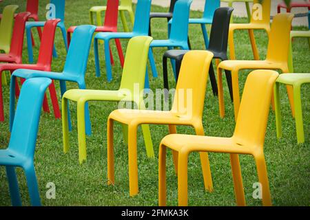 Rangée de chaises vides multicolores pour un événement en plein air Banque D'Images