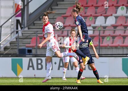 AMSTERDAM, PAYS-BAS - MAI 9 : Eshly Bakker d'Ajax, Suzanne Giesen du FC Twente pendant les play-offs Eredivisie femmes match entre AFC Ajax et FC Banque D'Images