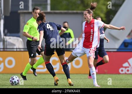 AMSTERDAM, PAYS-BAS - MAI 9 : Suzanne Giesen du FC Twente, Eshly Bakker d'Ajax lors du play-offs Eredivisie Women Match entre AFC Ajax et FC Banque D'Images