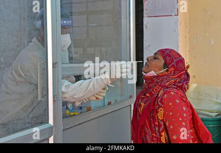 Beawar, Inde. 10 mai 2021. Beawar, Rajasthan, Inde, 10 mai 2021 : un agent de santé recueille un échantillon d'écouvillonnage auprès d'une femme du village dans un laboratoire de test COVID-19 pendant la deuxième vague d'épidémie de coronavirus, à Beawar. Lundi, le ministère de la Santé a signalé 366,161 nouvelles infections et 3,754 décès. Le nombre d'infections en Inde s'élève maintenant à 22.66 millions, avec 246,116 décès. 80 médecins de l'hôpital Saroj de Delhi ont été testés positifs pour le coronavirus. (Photo de Sumit Saraswat/Pacific Press) crédit: Pacific Press Media production Corp./Alay Live News Banque D'Images