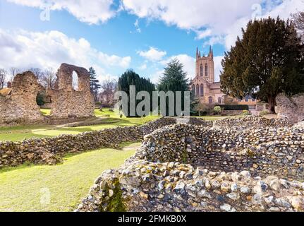 La cathédrale Saint-Edmunds est entourée par les ruines de l'abbaye. Banque D'Images