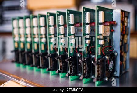 Microcircuits intégrés verts électriques en gros plan en production Banque D'Images