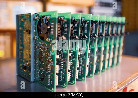 Microcircuits intégrés verts électriques en gros plan en production Banque D'Images