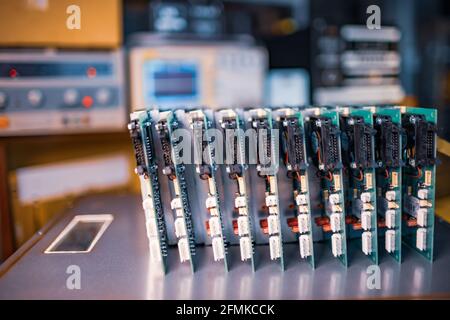 Microcircuits intégrés verts électriques en gros plan en production Banque D'Images