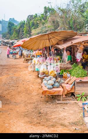 Squash à vendre dans un marché alimentaire typique de bord de route à pong Song, Ban Keng Kang, un village près de Vang Vieng, province de Vientiane, Laos Banque D'Images