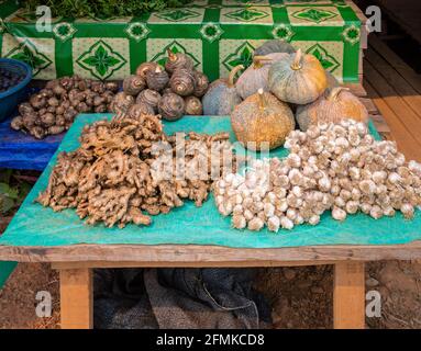 La courge, l'ail, le gingembre et les légumes-racines dans un quartier typique de Pong Song, Ban Keng Kang, près de Vang Vieng, province de Vientiane, Laos Banque D'Images
