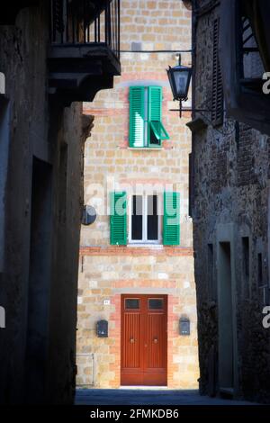 Rue étroite typique de la ville de Pienza en Toscane, Italie Banque D'Images