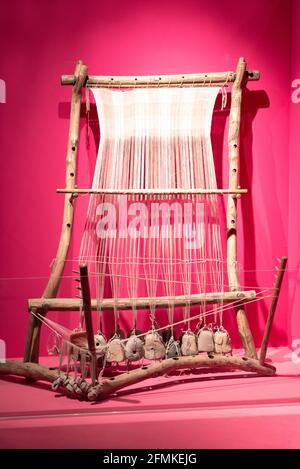 Volant d'époque. Un ancien métier à tisser fait de morceaux de bois et de pierres comme un plongeur. Banque D'Images