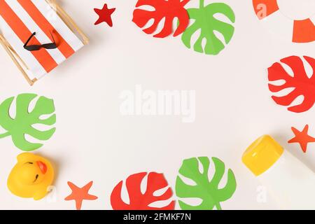 Accessoires de plage sur fond blanc avec feuilles de monstère en papier - Summer Holiday concept , copier l'espace Banque D'Images