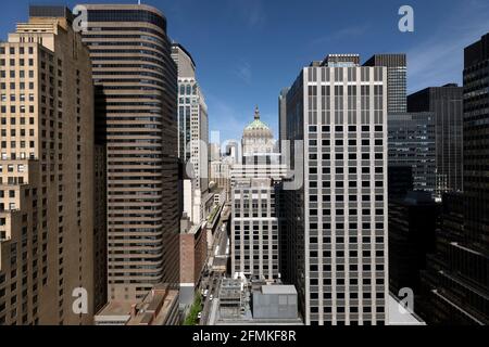 Centre-ville de Manhattan en regardant vers l'ouest à E. 45th Street, New York Banque D'Images