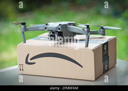 Accent sélectif sur la livraison de colis par drone avec le logo amazon sur le carton. Milan, Italie - mai 2021 Banque D'Images