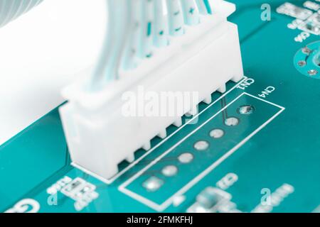 Plan Macro sur circuit imprimé avec des résistances les puces et les composants électroniques. La technologie matérielle de l'ordinateur. Processeur de communication intégrée. Inf Banque D'Images