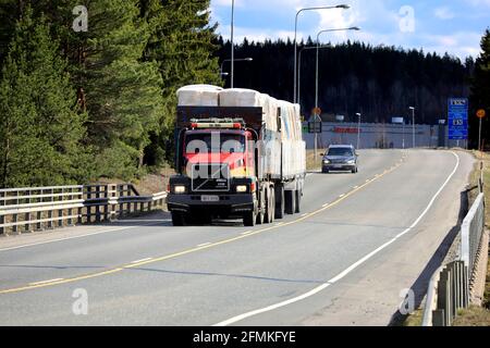 Un camion classique Volvo N12 VTA 8X2 tire une remorque pleine chargée sur l'autoroute 2 le jour du printemps. Forssa, Finlande. 29 avril 2021. Banque D'Images