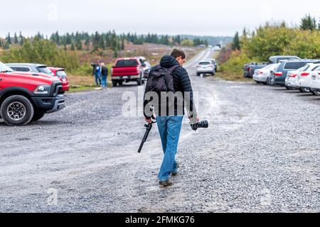 Dolly Sods Bear Rocks Trail avec parking et voitures Garés en Virginie-Occidentale en automne et les photographes de randonnée homme avec un trépied appareil photo et ba Banque D'Images