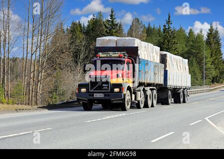 Un camion classique Volvo N12 VTA 8X2 tire une remorque pleine chargée sur l'autoroute 2 le jour du printemps. Forssa, Finlande. 29 avril 2021. Banque D'Images