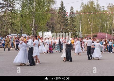 Ekaterinbourg, Russie - 9 mai 2021 : les couples seniors dansent dans le parc de printemps de la ville. Banque D'Images