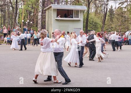 Ekaterinbourg, Russie - 9 mai 2021 : les couples seniors dansent dans le parc de printemps de la ville. Banque D'Images