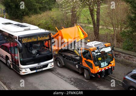 Les lecteurs de bus par une étroite rue à sens unique dans la ville de Wetter, Rhénanie du Nord-Westphalie, Allemagne. Faehrt Linienbus durch eine enge Einbahnstrasse j Banque D'Images