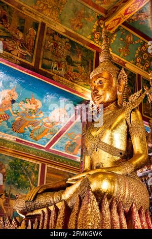 Les intérieurs dorés du Temple Wat Phnom Penh, Cambodge Banque D'Images