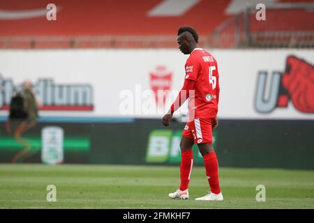 Monza, , le 10 mai 2021. Mario Balotelli d'AC Monza laisse le champ de jeu dans une humeur sombre après le coup de sifflet final que son côté devra prendre part à la mise en jeu afin de gagner la promotion à Serie A après que la victoire de Salerntana a vu le côté sécuriser le deuxième spot de promotion automatique Après le match de la série B au stade U-Power, Monza. Crédit photo à lire: Jonathan Moscrop / Sportimage crédit: Sportimage / Alay Live News Banque D'Images