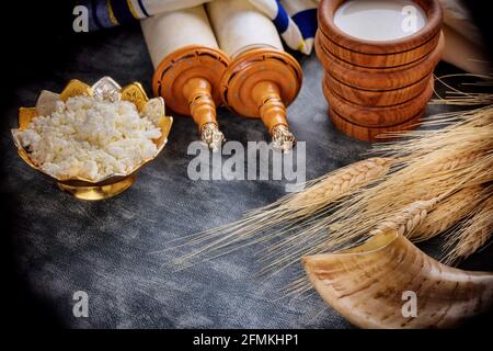 Vacances juives traditionnelles Shavuot dans la nourriture de kasher sur saison de récolte Banque D'Images