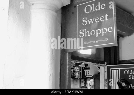 Penarth, Vale de Glamourgan, pays de Galles. 01 mars 2021 Sweet shop à l'ancienne sur le pavillon de Penarth Pier toujours fermé comme une boutique non essentielle Banque D'Images