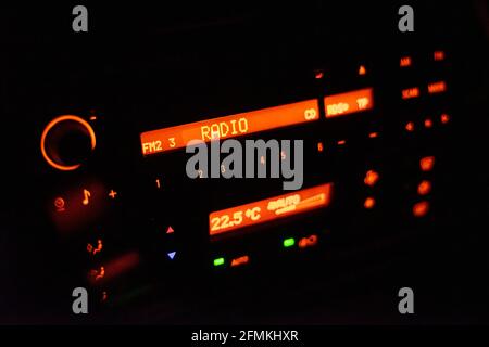 Radio-voiture moderne éclairée de couleur orange Banque D'Images