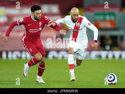 Alex Oxlade-Chamberlain de Liverpool (à gauche) et Nathan Redmond de Southampton se battent pour le ballon lors du match de la Premier League à Anfield, Liverpool. Date de la photo: Samedi 8 mai 2021. Banque D'Images