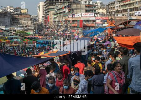 Dhaka, Bangladesh. 10 mai 2021. Les gens se rassemblent à Dhaka Nouveau marché pour faire du shopping avant le festival Eid-ul-fitr. Crédit : SOPA Images Limited/Alamy Live News Banque D'Images