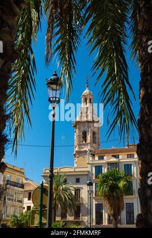 Valence, Espagne, 14 mars 2021 : clocher du temple du martyr Santa Catalina, Sainte Catherine, style baroque, entre deux palmiers Banque D'Images