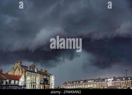 Des nuages orageux se roulent au-dessus de Tynemouth dans le nord-est de l'Angleterre. Date de la photo: Lundi 10 mai 2021. Banque D'Images