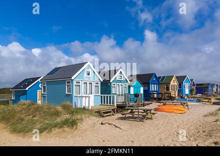 Cabanes de plage à Hengistbury Head, Mudeford Spit, Christchurch, Dorset Royaume-Uni en mai Banque D'Images