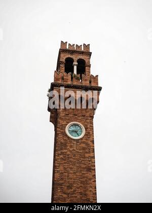 Vue en gros plan de l'église en brique Torre dell Orologio clock tour sur Campo Santo Stefano à Murano Venise Venezia Veneto Italie Europe Banque D'Images