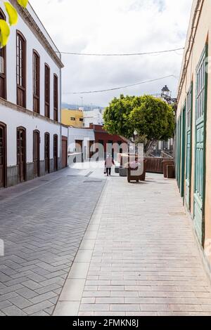 Une femme seule marche dans la rue piétonne, Calle Arriba à Guia de Isora, Tenerife, Iles Canaries, Espagne Banque D'Images