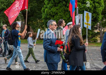 L'Ambassadeur Alexey Pavlovsky organise des œillets rouges lors de la marche du Régiment Immortal à Melbourne. « Immortal Regiment », une partie de la célébration du jour de la victoire le 9 mai au mémorial du Temple du souvenir à Melbourne. La marche du Régiment d'Immortal a été suivie par l'ambassadeur de Russie en Australie et un premier secrétaire de l'ambassade de Russie et fait partie d'une célébration mondiale de la victoire. Des personnes avec des drapeaux, des bannières et surtout des photos des membres de leur famille qui se sont battus pendant la Seconde Guerre mondiale ont défilé dans les rues de Melbourne. La marche commémore tous les soldats et anciens combattants morts Banque D'Images