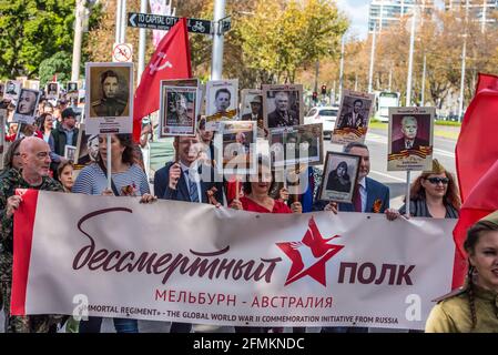 Participants avec l'Ambassadeur de la Fédération de Russie en Australie, M. Alexey Pavlovsky et le Premier Secrétaire de l'ambassade de Russie, Anton Chirva march, tout en tenant des drapeaux, une bannière et des photos de membres de la famille qui ont combattu pendant la Seconde Guerre mondiale. « Immortal Regiment », une partie de la célébration du jour de la victoire le 9 mai au mémorial du Temple du souvenir à Melbourne. La marche du Régiment d'Immortal a été suivie par l'ambassadeur de Russie en Australie et un premier secrétaire de l'ambassade de Russie et fait partie d'une célébration mondiale de la victoire. Les personnes avec des drapeaux, des bannières et surtout des photos des membres de leur famille Banque D'Images