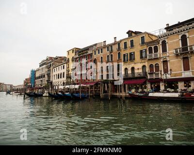 Vue panoramique de charmantes façades de maisons pittoresques et colorées le long du Grand Canal à Venise Venise Vénétie, Italie Europe Banque D'Images