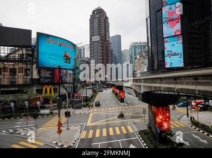 Kuala Lumpur, Malaisie. 10 mai 2021. Vue sur une rue déserte près du centre-ville de Kuala Lumpur. Le Premier ministre de Malaisie, Muhyiddin Yassin, a annoncé que l'ensemble de la Malaisie sera placé sous l'ordre de contrôle des mouvements (AGC) du 12 mai au 7 juin 2021 en raison de la hausse des cas d'infections à Covid-19. (Photo de Wong Fok Loy/SOPA Images/Sipa USA) Credit: SIPA USA/Alay Live News Banque D'Images