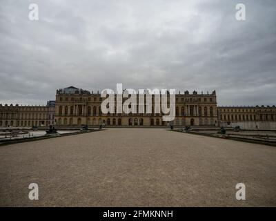 Façade arrière vue panoramique sur l'architecture du château de Versailles depuis Parc du jardin du midi près de Paris France Europe Banque D'Images