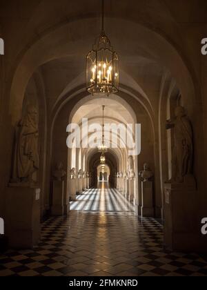 Vue panoramique sur le long couloir couloir intérieur couloir architecture de Château de Versailles à Yvelines Ile de France Paris Europe Banque D'Images