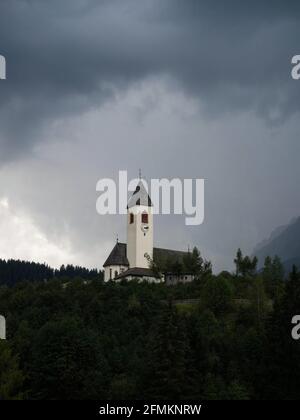 Église au sommet d'une colline Chiesa di Santa Maddalena avec panorama sur les Dolomites à Versciaco di Sopra Vierschach San Candido Innichen Bolzano, Trentin-Haut Banque D'Images