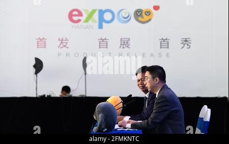 (210510) -- HAIKOU, le 10 mai 2021 (Xinhua) -- Han Shengjian (front), directeur du bureau de développement économique international de Hainan, prend la parole lors de la cérémonie de clôture de la première exposition internationale des produits de consommation de la Chine à Haikou, capitale de la province de Hainan, dans le sud de la Chine, le 10 mai 2021. La première China International Consumer Products Expo (CICDI) s'est achevée lundi à Haikou. Au total, 70 pays et régions ont participé à l'expo de quatre jours, et 2,628 marques de 1,505 entreprises du pays et de l'étranger ont participé aux expositions. L'expo a également attiré plus de 240, Banque D'Images