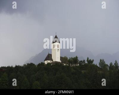 Église au sommet d'une colline Chiesa di Santa Maddalena avec panorama sur les Dolomites à Versciaco di Sopra Vierschach San Candido Innichen Bolzano, Trentin-Haut Banque D'Images