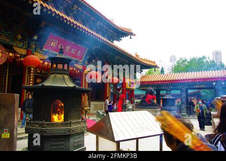 Les fidèles des Sik Sik Yuen Wong Tai Sin Temple, un temple Taoïste à New Kowloon, Hong Kong, Chine Banque D'Images