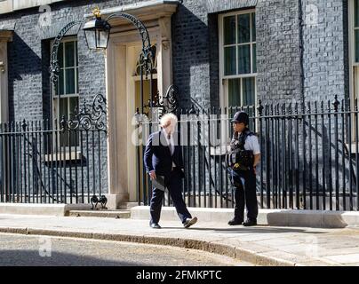 Londres, Royaume-Uni. 10 mai 2021. Le Premier ministre, Boris Johnson, quitte le numéro 10 pour accueillir la conférence de presse où il annoncera des changements majeurs aux règles du coronavirus. Boris Johnson Conférence de presse crédit: Mark Thomas/Alay Live News Banque D'Images