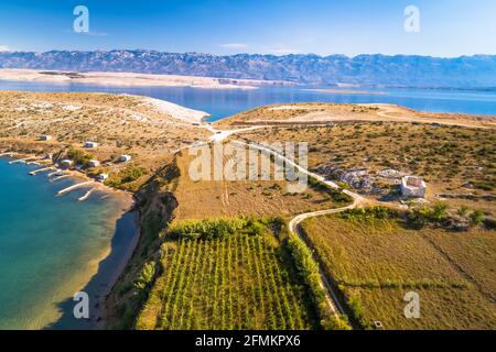 Zadar paysage de désert de pierre et ruines d'église près de l'île de Zecevo vue aérienne, région de Dalmatie en Croatie Banque D'Images