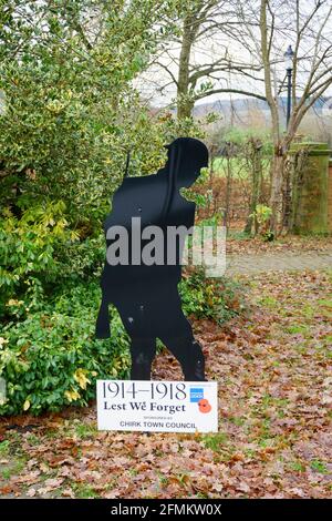 Silent Soldier 'Tommy' Silent Silhouette Memorial pour commémorer les soldats tombés Première Guerre mondiale dans la ville de Chirk-Nord-Galles Banque D'Images