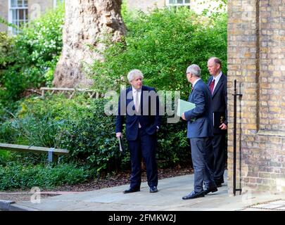 Londres, Royaume-Uni. 10 mai 2021. Le Premier ministre, Boris Johnson, quitte la conférence de presse avec Patrick Vallance et Chris Whitty où il a annoncé des changements majeurs aux règles du coronavirus. Boris Johnson Conférence de presse crédit: Mark Thomas/Alay Live News Banque D'Images