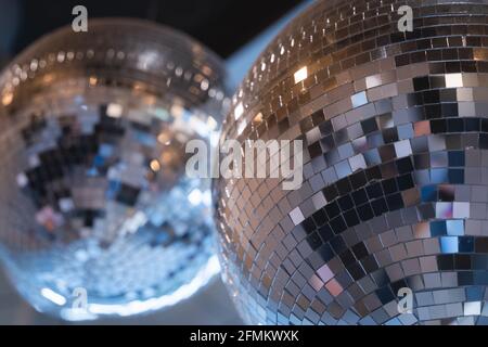 Boules disco brillantes avec une petite mosaïque de miroir. Gros plan sur des boules sphériques de la discothèque Banque D'Images